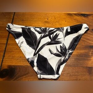 NWOT Body Glove bikini bottoms. Size Small Black and White design